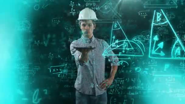 蓝色数学方程的动画漂浮在建筑工地工人的背景上 手持数字平板电脑 研究和全球经济概念 — 图库视频影像
