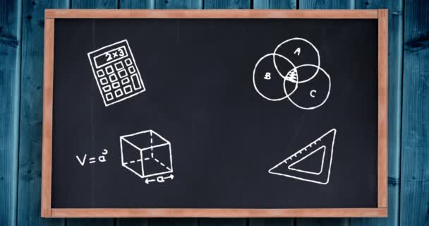 青い木製の背景に黒いボード上の数学アイコンのデジタルアニメーション 学校の概念 — ストック動画
