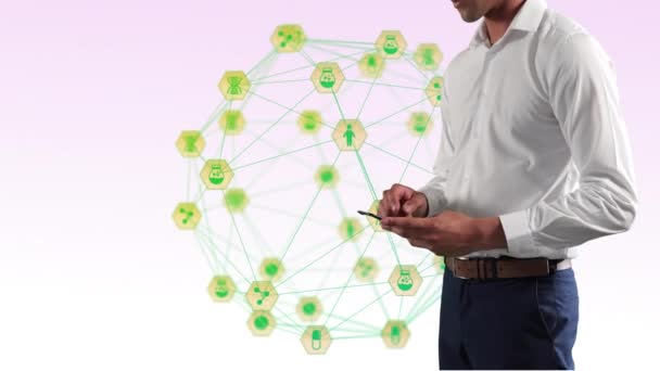 利用智能手机和绿色数字图标在粉色背景下旋转的 数字合成视频 全球联网和商业概念 — 图库视频影像