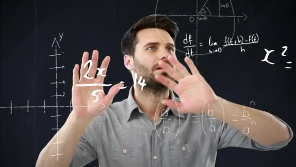 Animering Matematiska Ekvationer Flyter Över Kaukasiska Mannen Viftar Med Händerna — Stockvideo