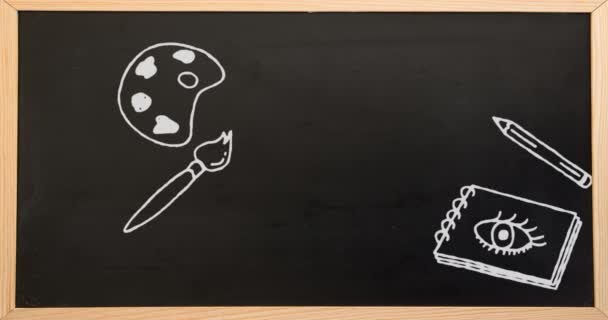 ブラックボード上のカラーパレット ブラシ ペンや本のアイコンのデジタルアニメーション 学校の概念 — ストック動画