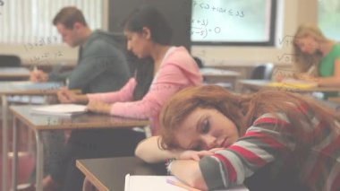 Matematiksel denklemlerin dijital animasyonunun dijital animasyonu ve formülü üniversitede okuyan öğrencilere karşı. Eğitim ve kolej konsepti