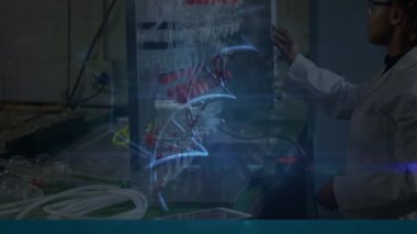 Araştırma sırasında kadın bir laboratuvar çalışanının görüntüsünde dönen 3D DNA iplikçiklerinin animasyonu. Covid 19 salgın sağlık hizmetleri bilim konsepti dijital olarak oluşturulmuş görüntü.