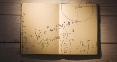 Matematiksel denklemlerin ve diyagramların dijital kompozit videosu açık defter üzerinde ahşap zemine karşı hareket ediyor. Eğitim ve okul kavramı