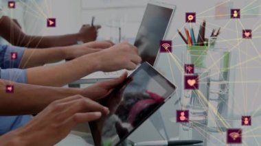 Beyaz arka planda dijital tablet kullanarak iş kadınının orta kısmında dönen mor dijital simgelerin Globe dijital animasyonu. Küresel ağ ve bağlantı kavramı