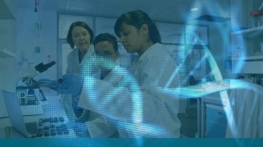 Araştırma sırasında laboratuvar çalışanlarından oluşan bir ekibin etrafında dönen üç boyutlu DNA iplikçiklerinin animasyonu. Covid 19 salgın sağlık hizmetleri bilim konsepti dijital olarak oluşturulmuş görüntü.