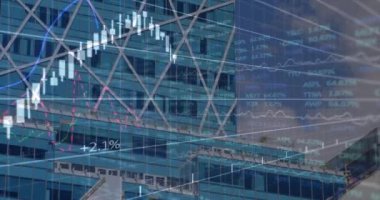 Ofis binaları üzerinde finansal veri işleme animasyonu ve arka planda modern şehir manzarası. Küresel finans sektörü arayüzü kavramı dijital olarak oluşturulmuş görüntü.