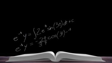 Matematiksel denklemlerin ve formülün dijital kompozit videosu siyah arkaplana karşı açık kitap üzerinde hareket ediyor. Eğitim ve okul kavramı