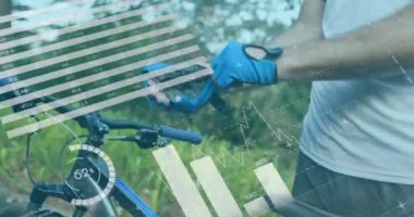 Arka plandaki ormanda bisiklet süren bir adamın istatistik kaydının animasyonu. Teknoloji dijital veri işleme konsepti dijital kompozit.