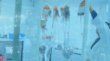 Animasyon matematik formülü hastanedeki kadın bir sağlık çalışanının görüntüsü üzerine. Covid 19 salgın sağlık hizmetleri bilim konsepti dijital olarak oluşturulmuş görüntü.