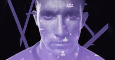 Mor arka planda birden fazla sosyal medya simgesi ve bağlantı ağına sahip beyaz bir adamın portresinin animasyonu. Küresel ağ bağlantıları konsepti dijital bileşik.