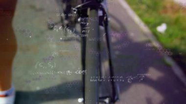 Arka planda hız göstergesi ayarlayan kadının el yazısıyla yazılmış denklemlerin animasyonu. Teknoloji dijital veri işleme konsepti dijital kompozit.