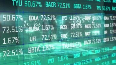 Borsa veri işleme sisteminin dijital animasyonu üç boyutlu insan vücudu modeli ve yeşil arka plana karşı hareket eden matematiksel denklemler. Küresel ekonomi borsası ve Tıp araştırma bilimi kavramı