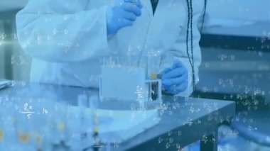 Araştırma sırasında örnekleri inceleyen bir kadın laboratuvar çalışanının orta bölüm görüntüsünden akan verilerin animasyonu. Covid 19 salgın hastalıklar sağlık bilimi tıp konsepti dijital bileşik.