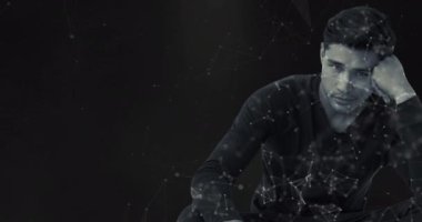 Siyah arka planda birden fazla beyaz ağ bağlantısı olan endişeli beyaz adamın portresinin animasyonu. Küresel ağ bağlantıları konsepti dijital bileşik.