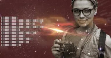Arka planda, kadın fotoğrafçı ve evren üzerinde hareket eden müzik eşitleyicisinin dijital arayüzünün animasyonu. Dijital olarak oluşturulan küresel dijital konsept.