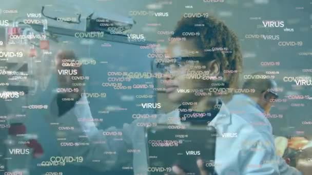 Animación Las Palabras Virus Covid Que Fluyen Sobre Una Vista — Vídeo de stock