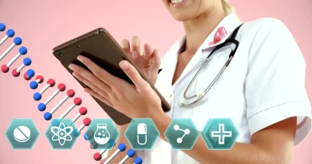 Dna Iplikçiklerinin Dönmesi Dijital Tablet Kullanan Laboratuvar Önlüğü Giyen Kadın — Stok video