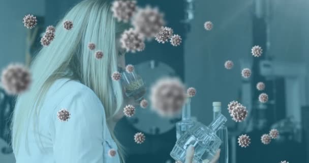 Animatie Van Coronaviruscellen Die Een Vrouwelijke Laboratoriummedewerker Stromen Monsters Onderzoeken — Stockvideo