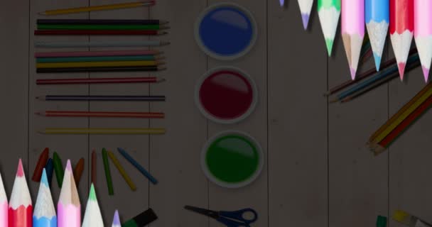 Animación Lápices Colores Formación Sobre Equipo Escolar Una Mesa Educación — Vídeos de Stock