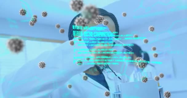 Animering Coronavirusceller Och Data Som Flödar Över Grupp Kvinnliga Laboratoriearbetare — Stockvideo