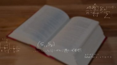 Matematiksel denklemlerin ve diyagramların dijital kompozit videosu açık defter üzerinde ahşap zemine karşı hareket ediyor. Eğitim ve okul kavramı