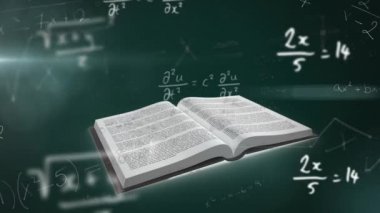 Matematiksel denklemlerin ve formülün dijital kompozit videosu yeşil arkaplana karşı açık kitap üzerinde hareket ediyor. Eğitim ve okul kavramı