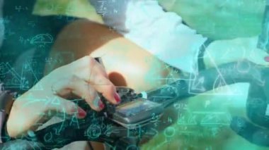 Arka planda hız göstergesi ayarlayan kadının el yazısıyla yazılmış denklemlerin animasyonu. Teknoloji dijital veri işleme konsepti dijital kompozit.