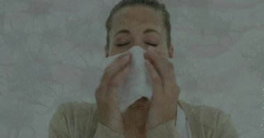 Beyaz kadın hapşırırken 3 boyutlu Coronavirus Covid 19 hücrenin animasyonu. Dijital olarak üretilen küresel koronavirüs pandemik konsepti.