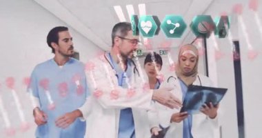 DNA iplikçiklerinin dönmesi ve hastane önlüklü bir grup doktorun dijital tablet kullanarak röntgen taramasına bakması. Küresel tıp konsepti dijital olarak oluşturulmuş görüntü.