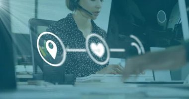 Bilgisayar kullanırken telefonla konuşan kulaklık takan kadın müşteri hizmetleri yöneticisine karşı dijital ikon ağının dijital animasyonu. Küresel ağ ve iş konsepti