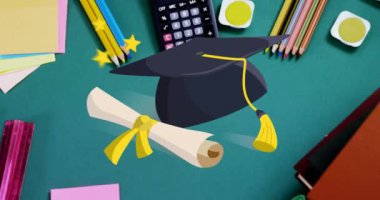 Mezuniyet şapkası ve diploma simgesinin dijital animasyonu yeşil arka plana karşı çeşitli okul eşyaları üzerine