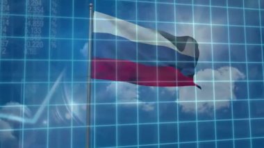 Finansal veri işleme dijital kompozit video ızgara hatları üzerinden gökyüzünde bulutlara karşı dalgalanan Rus bayrağına karşı. Küresel ekonomi ve finans kavramı