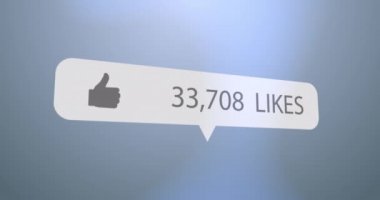 Mavi arkaplandaki beyaz konuşma baloncuğunda 