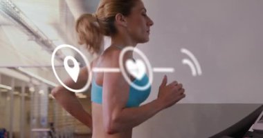 Spor salonunda koşu bandında koşan spor giyinen bir kadının dijital ikonlarının dijital videosu. Küresel ağ ve spor kavramı
