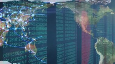 Dünya haritasındaki ışık izlerinin dijital animasyonu parmak izi tarayıcısı ve mavi arkaplandaki veri işlemesi üzerinde. Küresel ağ oluşturma ve çevrimiçi güvenlik kavramı
