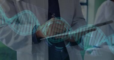 DNA iplikçiklerinin dönmesi ve laboratuvar önlüğü giyen ve notlar alan erkek doktoru taraması. Küresel tıp konsepti dijital olarak oluşturulmuş görüntü.