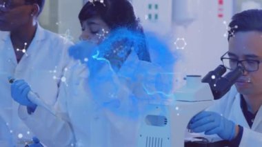 Araştırma sırasında laboratuvar çalışanlarından oluşan bir ekibin üzerinde yüzen molekül modellerinin animasyonu. Covid 19 salgın hastalıklar sağlık bilimi tıp konsepti dijital bileşik.