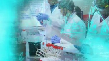 Araştırma sırasında laboratuvar çalışanlarından oluşan bir ekibin üzerinde yüzen verilerin animasyonu. Covid 19 salgın hastalıklar sağlık bilimi tıp konsepti dijital bileşik.