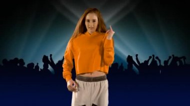 Mavi arka planda dans eden kalabalığın siluetinin üzerinde dans eden genç bir kadının dijital videosu. Yaratıcı ifade, özgürlük, gençlik enerjisi, moda, dans konsepti