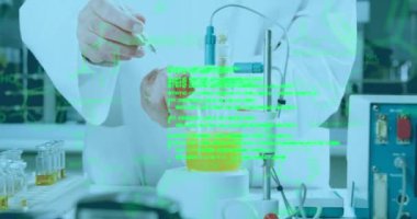Araştırma sırasında erkek bir laboratuvar çalışanının orta bölüm görüntüsünün üzerinde yüzen verilerin animasyonu. Covid 19 salgın hastalıklar sağlık bilimi tıp konsepti dijital bileşik.