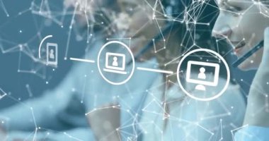 Ofiste çalışan kulaklık takan müşteri hizmetleri yöneticilerine karşı dijital ikon ağı ve bağlantı ağının dijital kompozit videosu. Küresel ağ ve iş konsepti