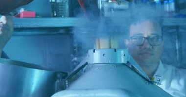 Matematik formüllerinin animasyonu araştırma sırasında erkek bir laboratuvar çalışanının görüşü üzerinde yüzüyor. Covid 19 salgın hastalıklar sağlık bilimi tıp konsepti dijital bileşik.