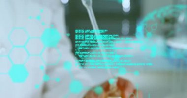 Kan örneğini inceleyen erkek bir laboratuvar çalışanının orta bölüm görüntüsünden akan verilerin animasyonu. Covid 19 salgın hastalıklar sağlık bilimi tıp konsepti dijital bileşik.