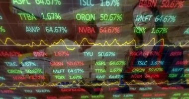Akıllı telefon ve gülümseyen bayan tezgahtar ile ödeme yapan kişinin finansal veri işleme animasyonu. Küresel finans sektörü arayüzü kavramı dijital olarak oluşturulmuş görüntü.