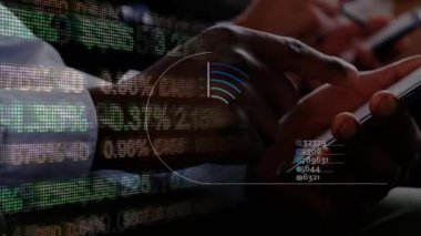 Arkaplanda akıllı telefonlar kullanan insanlara karşı borsa ve finansal veri işleme videolarının dijital birleşimi. Küresel ekonomi borsa konsepti