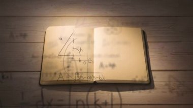 Matematiksel denklemlerin ve diyagramların dijital kompozit videosu açık defter üzerinde ahşap zemine karşı hareket ediyor. Eğitim ve okul kavramı