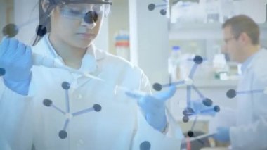 Araştırma sırasında kadın bir laboratuvar çalışanının görüşü üzerinde yüzen molekül modellerinin animasyonu. Covid 19 salgın hastalıklar sağlık bilimi tıp konsepti dijital bileşik.