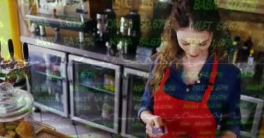 Bankoda çalışan bir kadının kredi kartını arakladığına dair finansal veri işleme animasyonu. Küresel finans sektörü arayüzü kavramı dijital olarak oluşturulmuş görüntü.