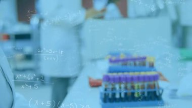 Araştırma sırasında bilgisayar kullanan laboratuvar çalışanlarının orta bölüm görüntüsünden akan verilerin animasyonu. Covid 19 salgın hastalıklar sağlık bilimi tıp konsepti dijital bileşik.